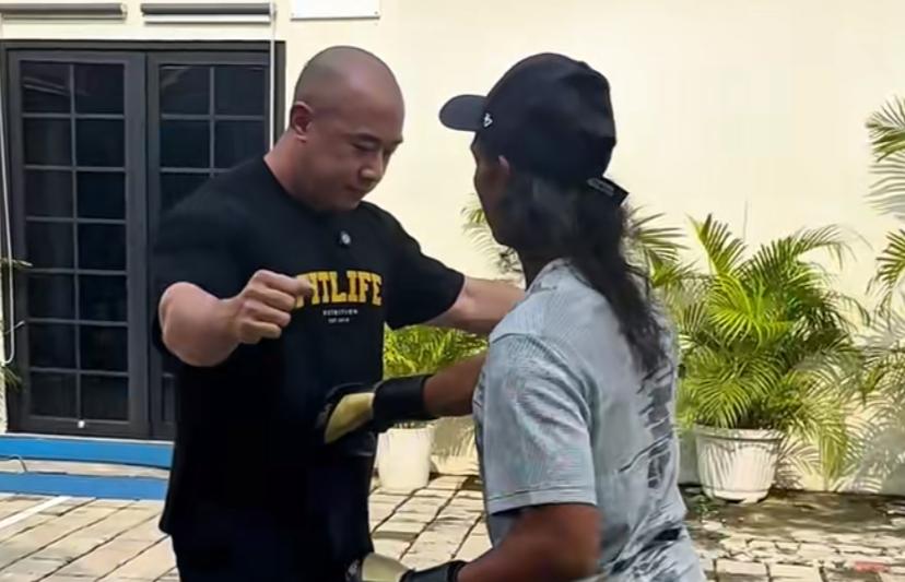 Yayan Ruhian bersama konten kreator botak